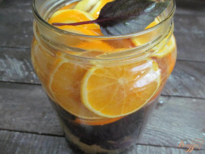 Фото приготовление рецепта: Напиток из апельсина с лимоном и базиликом шаг №6
