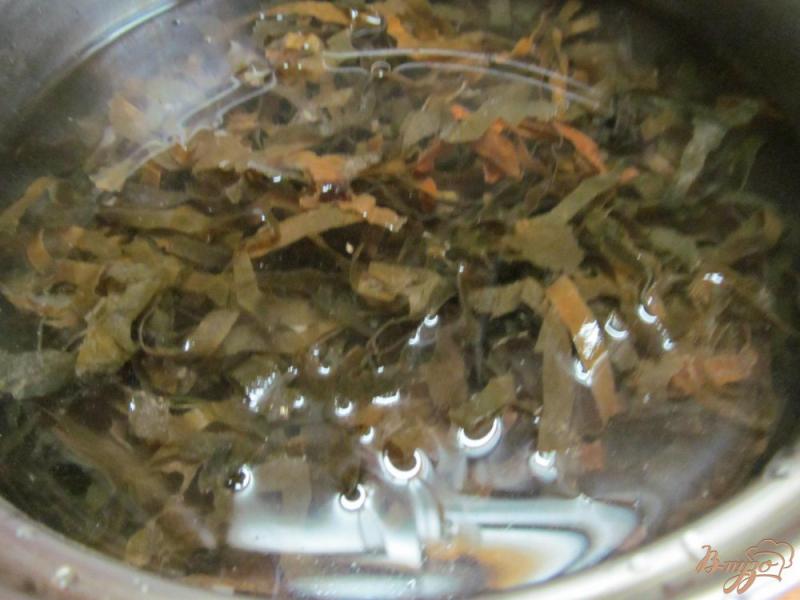 Фото приготовление рецепта: Салат из морской капусты с овощами шаг №2