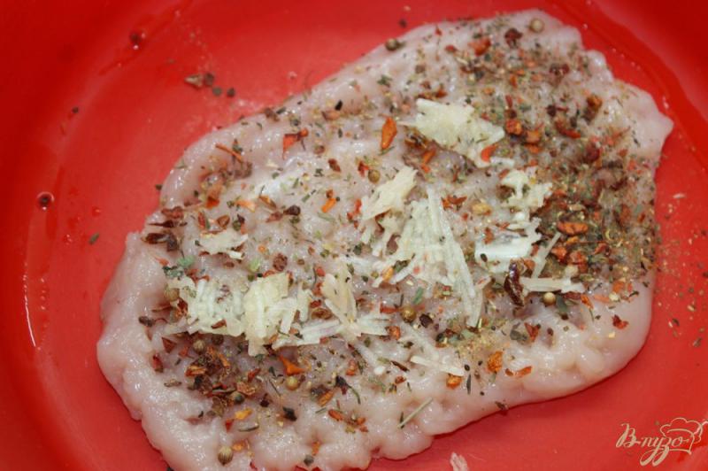 Фото приготовление рецепта: Куриный стейк в ароматных специях и соевом соусе шаг №3