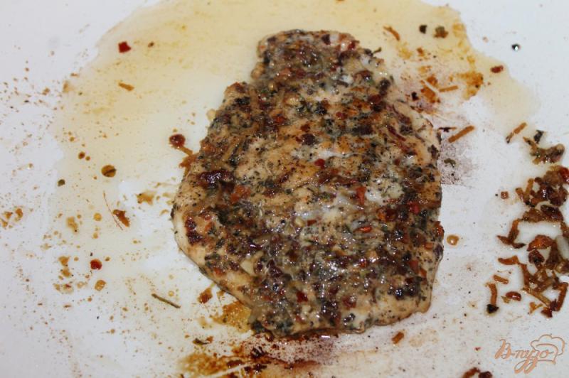 Фото приготовление рецепта: Куриный стейк в ароматных специях и соевом соусе шаг №5
