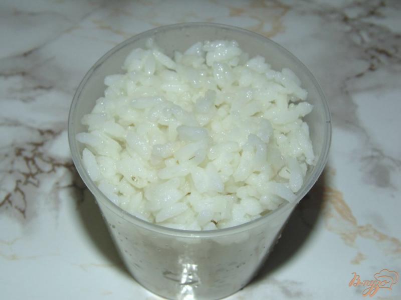 Фото приготовление рецепта: Салат из риса с черной фасолью шаг №2