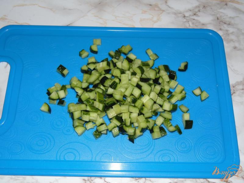 Фото приготовление рецепта: Салат из риса с черной фасолью шаг №3