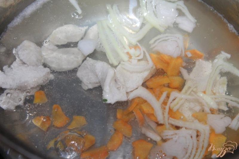 Фото приготовление рецепта: Суп из куриного филе и спаржевой фасоли шаг №3