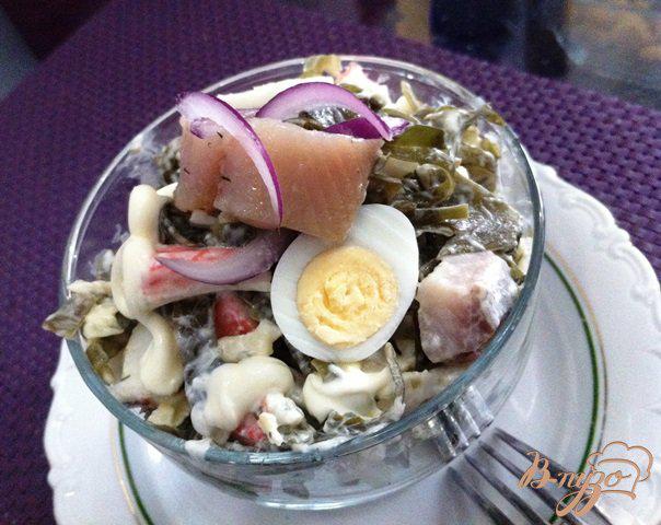 Фото приготовление рецепта: Салат из морской капусты и сельди шаг №9