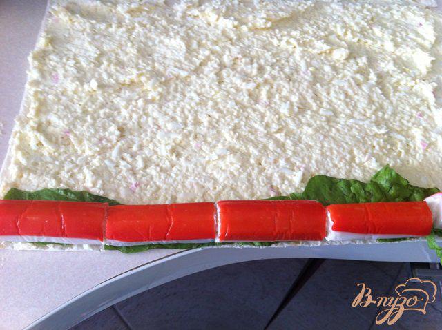 Фото приготовление рецепта: Рулет из лаваша с сырным салатом и крабовыми палочками шаг №4