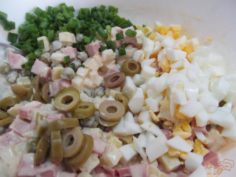 Фото приготовление рецепта: Салат из варенной колбасы с горошком шаг №3