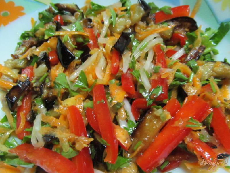 Фото приготовление рецепта: Пикантный салат из баклажана с морковью и перцем шаг №4