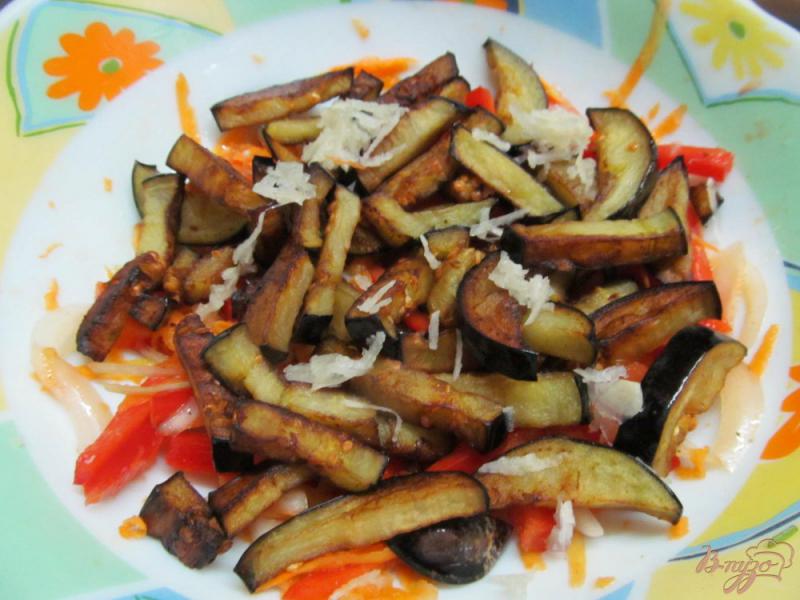 Фото приготовление рецепта: Пикантный салат из баклажана с морковью и перцем шаг №3