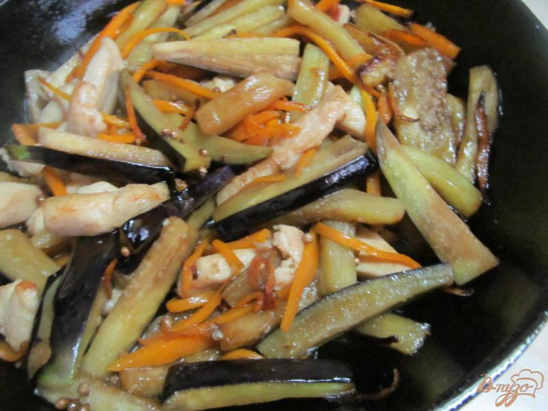 Фото приготовление рецепта: Куриное филе с баклажаном на восточный манер шаг №5