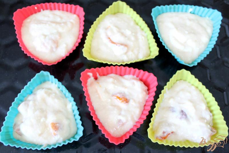 Фото приготовление рецепта: Творожные кексы с абрикосами шаг №6