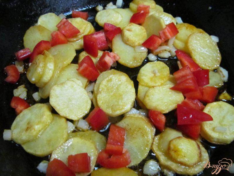 Фото приготовление рецепта: Жареный картофель по-испански шаг №4