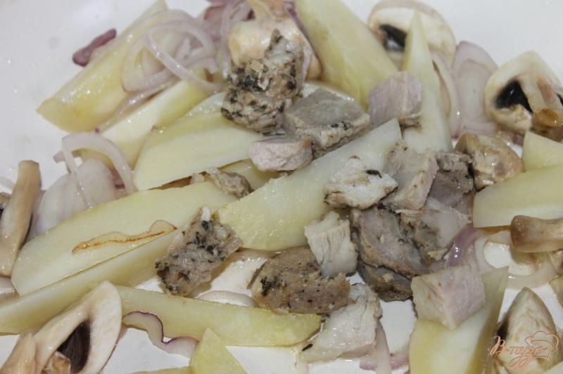Фото приготовление рецепта: Жаренный картофель с шампиньонами и бужениной шаг №6