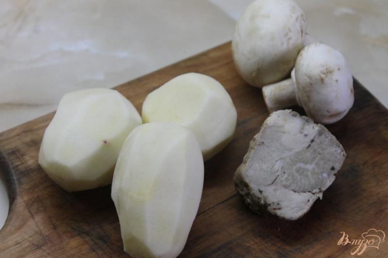 Фото приготовление рецепта: Жаренный картофель с шампиньонами и бужениной шаг №1