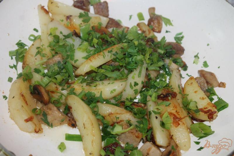 Фото приготовление рецепта: Жаренный картофель с шампиньонами и бужениной шаг №7
