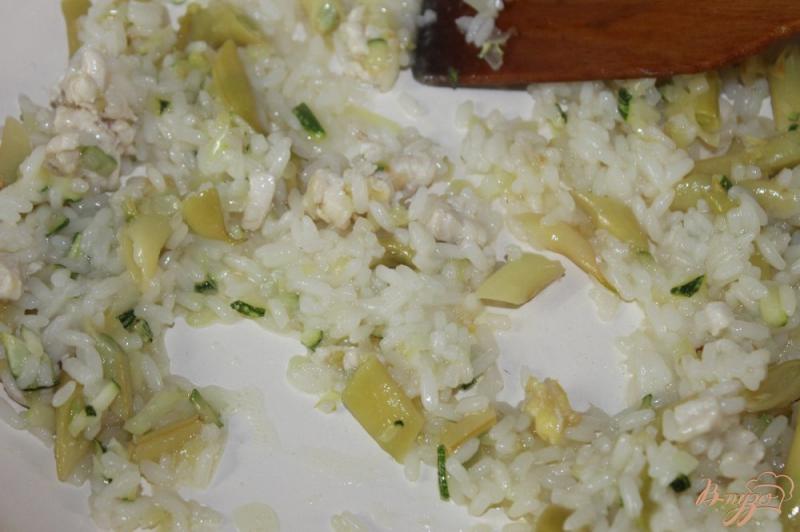 Фото приготовление рецепта: Рис в соевом соусе с курицей и кабачками шаг №5