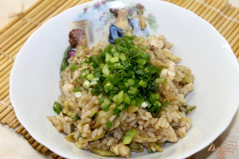 Фото приготовление рецепта: Рис в соевом соусе с курицей и кабачками шаг №7
