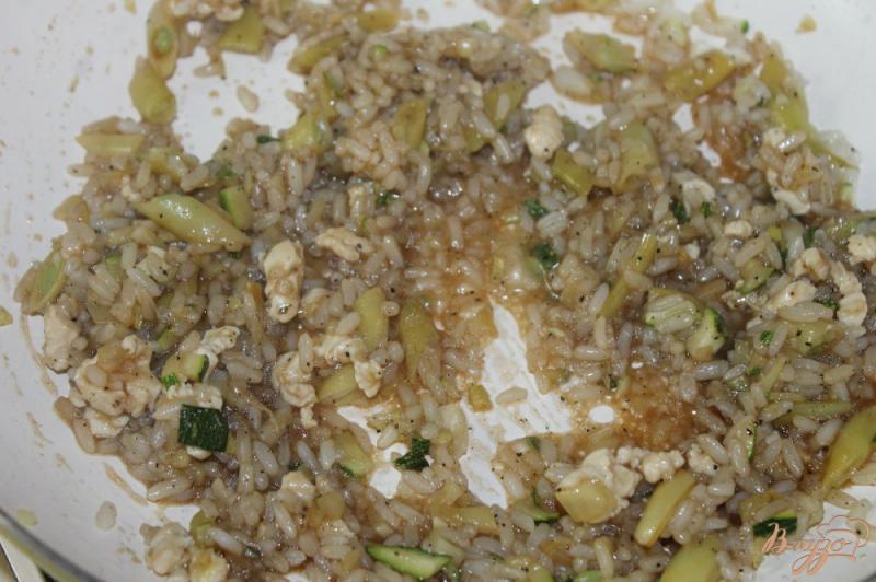 Фото приготовление рецепта: Рис в соевом соусе с курицей и кабачками шаг №6