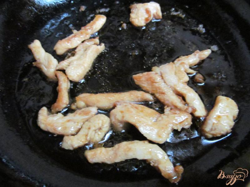 Фото приготовление рецепта: Теплый салат из баклажана с куриным филе шаг №1
