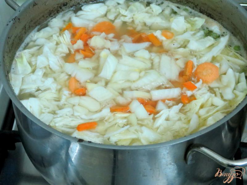 Фото приготовление рецепта: Суп из трёх видов капусты шаг №4