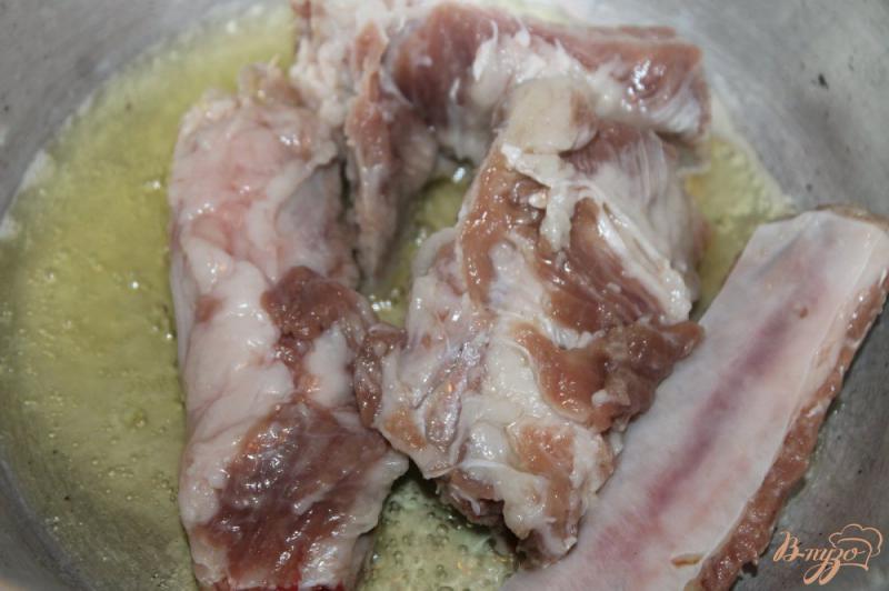 Фото приготовление рецепта: Свиные ребра на подушке с овощей шаг №2