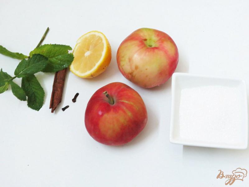 Фото приготовление рецепта: Напиток из яблок лимона и корицы шаг №1