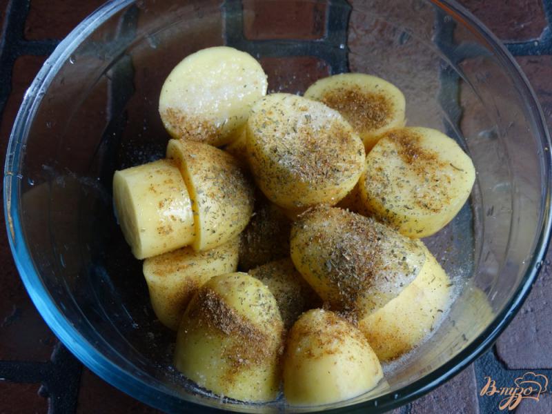 Фото приготовление рецепта: Молодой картофель запеченный в сухарях шаг №2