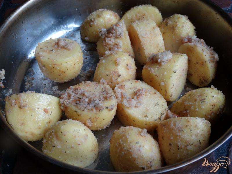 Фото приготовление рецепта: Молодой картофель запеченный в сухарях шаг №4