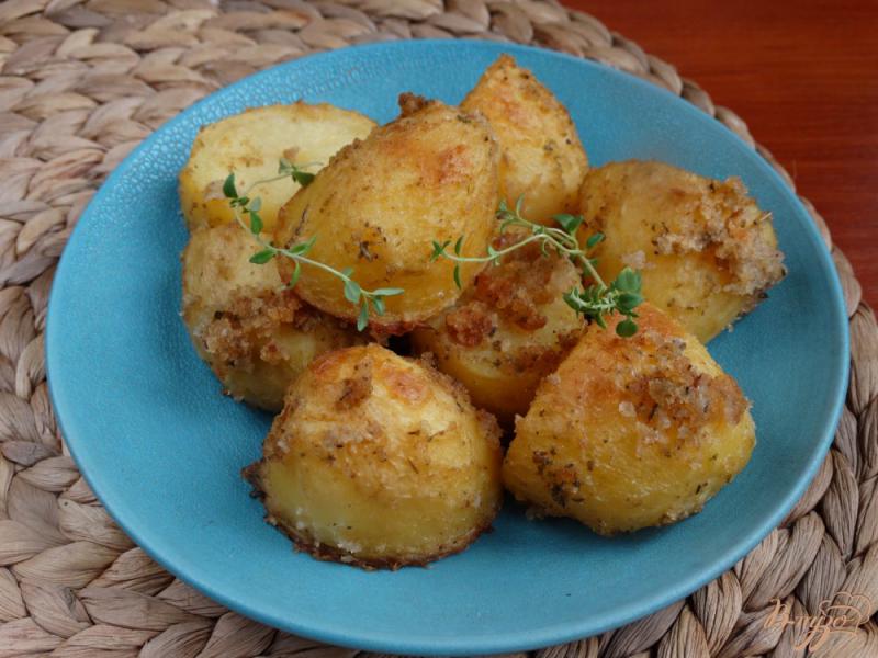 Фото приготовление рецепта: Молодой картофель запеченный в сухарях шаг №5
