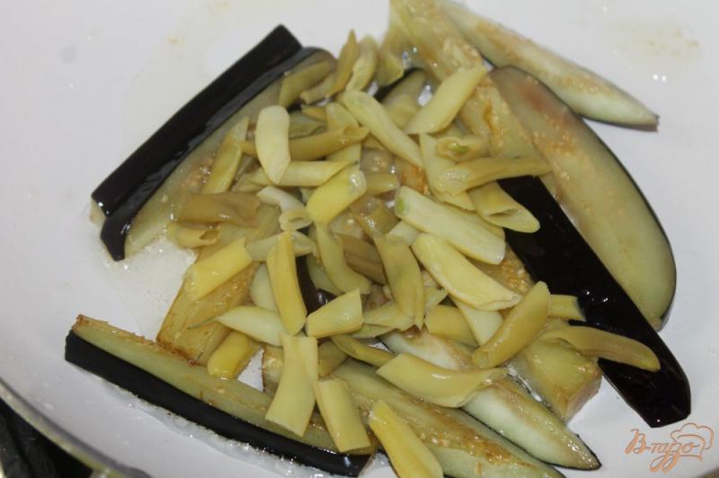 Фото приготовление рецепта: Острые баклажаны из спаржевой фасолью шаг №4