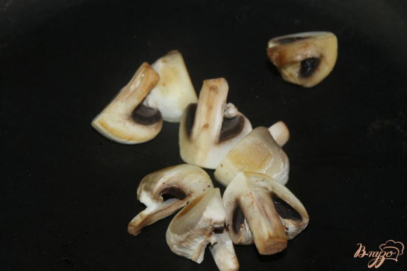 Фото приготовление рецепта: Салат с грибами, сосисками и гренками шаг №3
