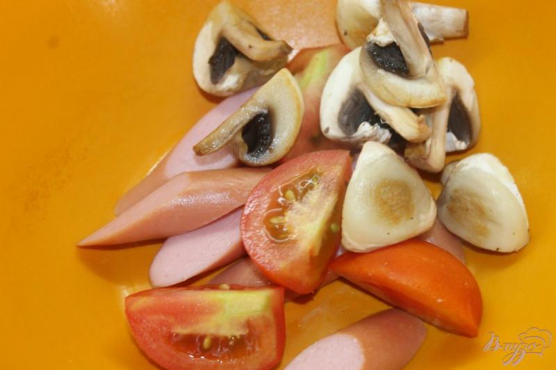 Фото приготовление рецепта: Салат с грибами, сосисками и гренками шаг №4