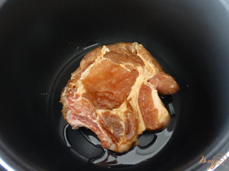 Фото приготовление рецепта: Свиной стейк в мультиварке шаг №3