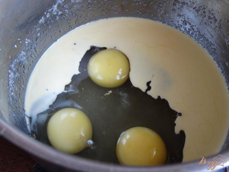 Фото приготовление рецепта: Бисквитные вафли с персиком, шоколадом, сливками шаг №3