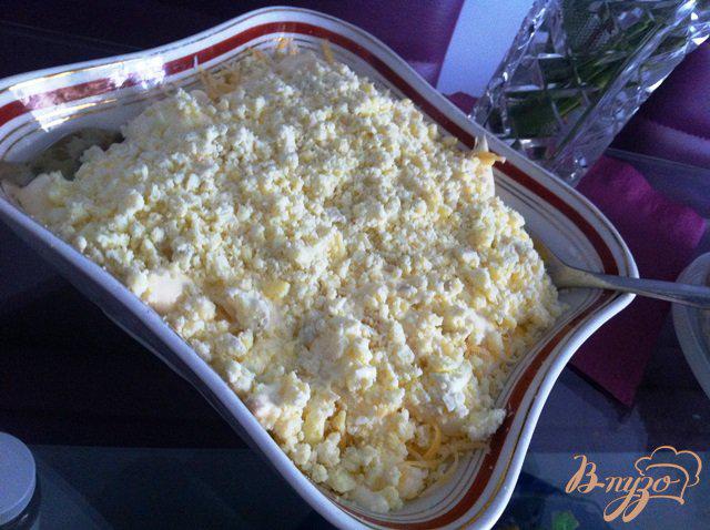 Фото приготовление рецепта: Салат слоеный  с помидорами и сыром шаг №5