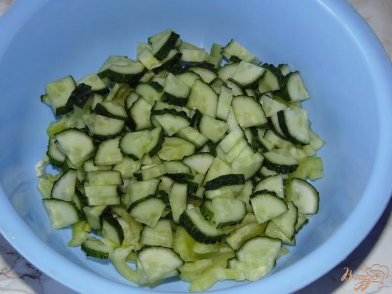 Фото приготовление рецепта: Овощной салат с фасолью и сухариками шаг №3