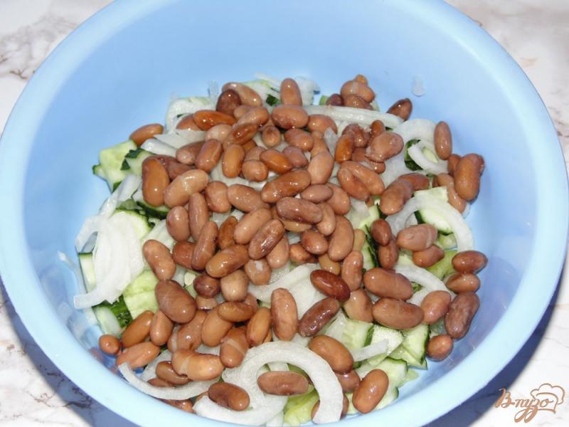 Фото приготовление рецепта: Овощной салат с фасолью и сухариками шаг №4