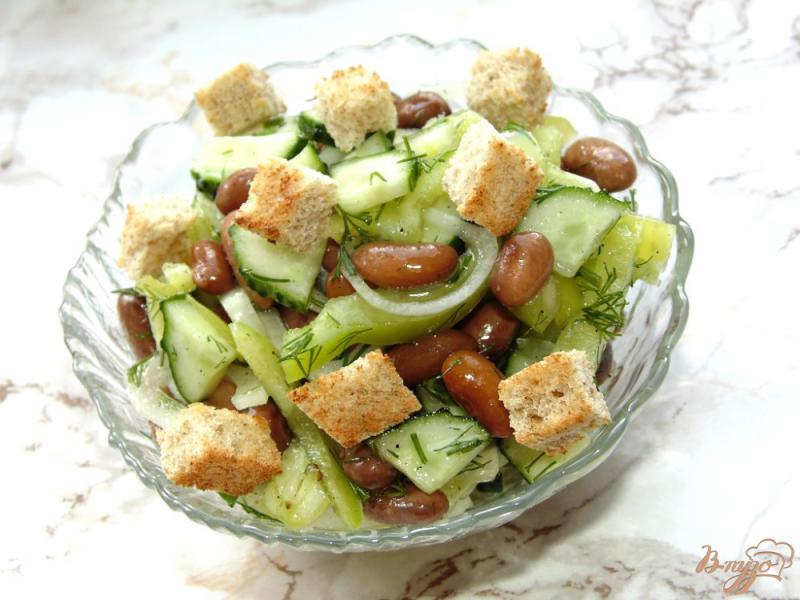 Фото приготовление рецепта: Овощной салат с фасолью и сухариками шаг №7