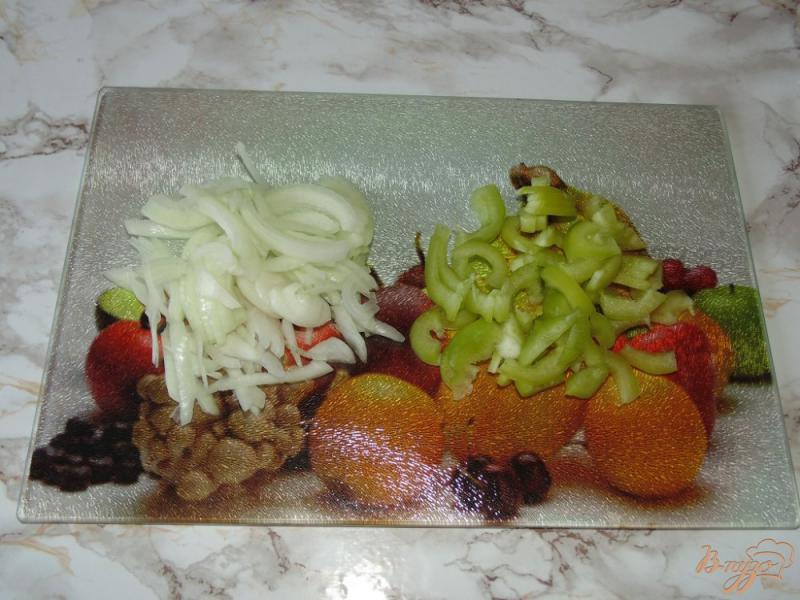 Фото приготовление рецепта: Рубленый омлет с луком и болгарским перцем шаг №1