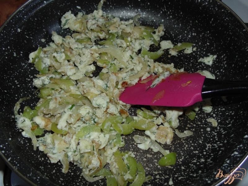 Фото приготовление рецепта: Рубленый омлет с луком и болгарским перцем шаг №7