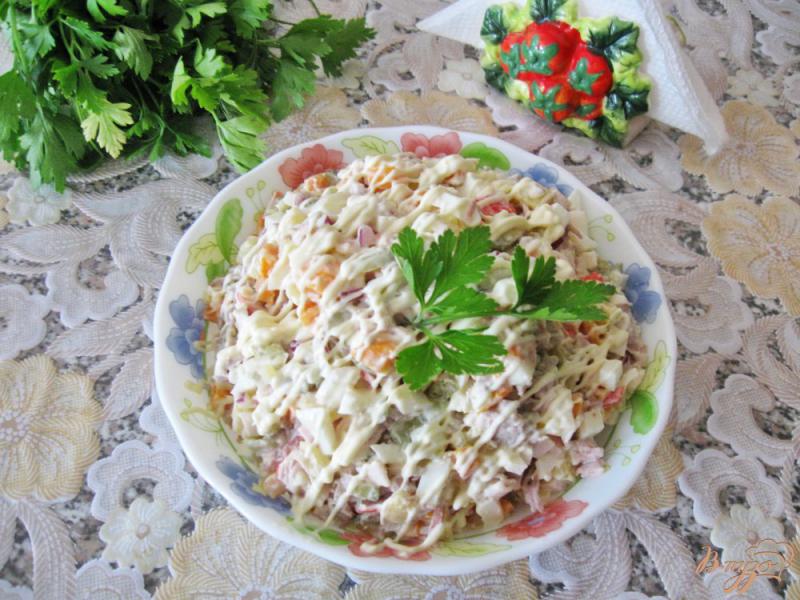 Фото приготовление рецепта: Салат с индейкой и крабовыми палочками шаг №10