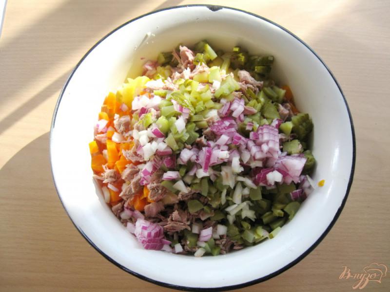 Фото приготовление рецепта: Салат с индейкой и крабовыми палочками шаг №7