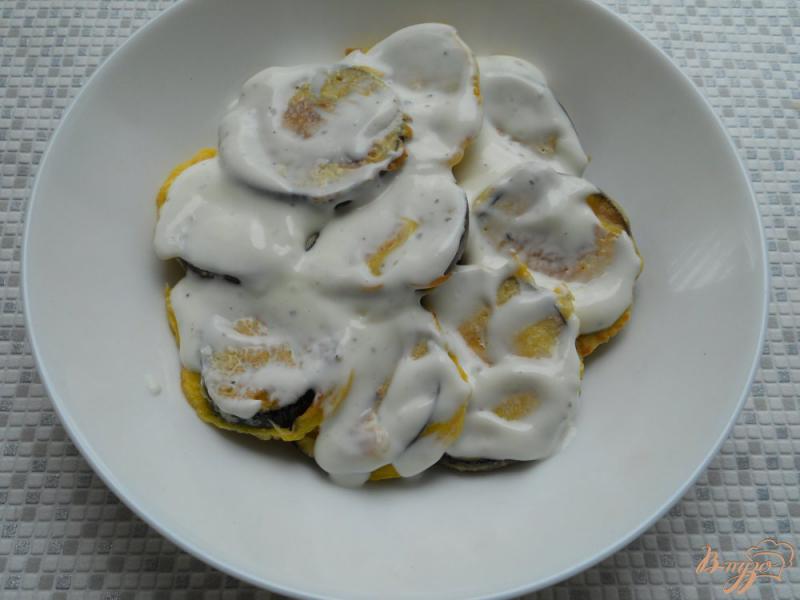 Фото приготовление рецепта: Баклажаны в кляре и кефирном соусе шаг №6