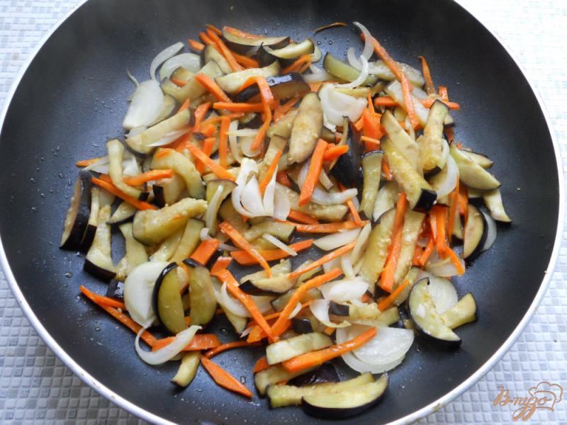 Фото приготовление рецепта: Салат из баклажанов со свининой и грибами шаг №3