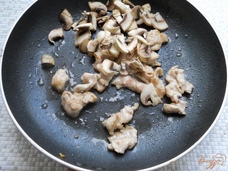 Фото приготовление рецепта: Салат из баклажанов со свининой и грибами шаг №5