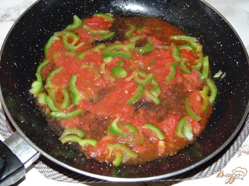 Фото приготовление рецепта: Паста из твердых сортов в томатном соусе с болгарским перцем шаг №3