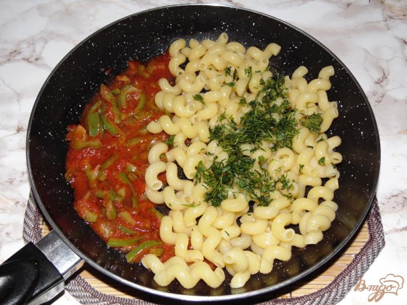 Фото приготовление рецепта: Паста из твердых сортов в томатном соусе с болгарским перцем шаг №5