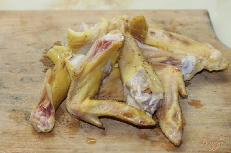 Фото приготовление рецепта: Куриные крылья в сметанном соусе с грибами шаг №1