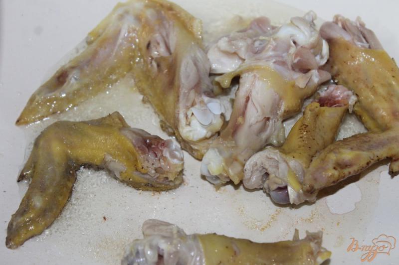 Фото приготовление рецепта: Куриные крылья в сметанном соусе с грибами шаг №2