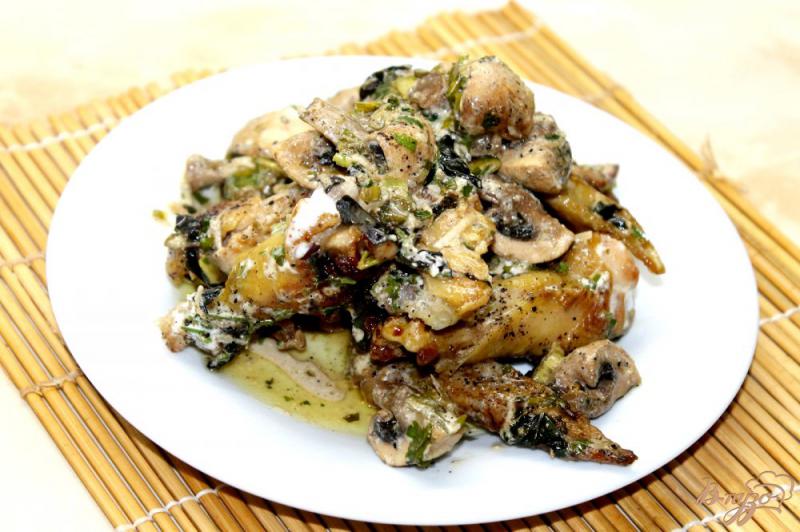 Фото приготовление рецепта: Куриные крылья в сметанном соусе с грибами шаг №5