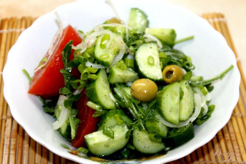 Фото приготовление рецепта: Салат из свежих овощей с маринованным луком и оливками шаг №6